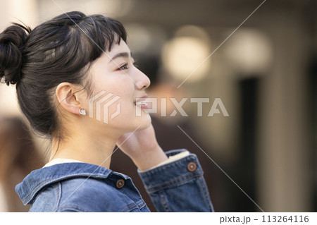 笑顔の若い女性　横顔 113264116