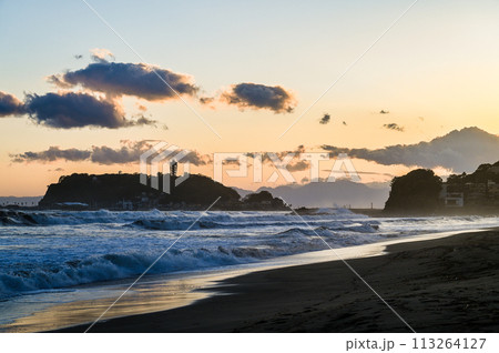 夕焼けの湘南江の島と七里ヶ浜 113264127