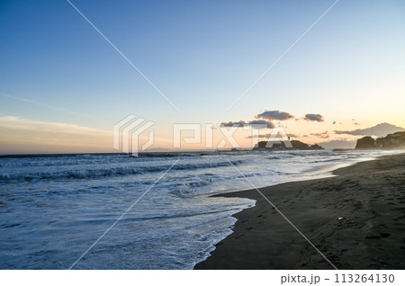 夕焼けの湘南江の島と七里ヶ浜 113264130