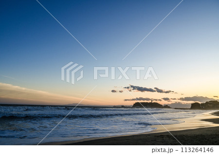 夕焼けの湘南江の島と七里ヶ浜 夕焼けの湘南江の島と七里ヶ浜 113264146