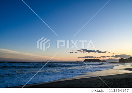 夕焼けの湘南江の島と七里ヶ浜 113264147