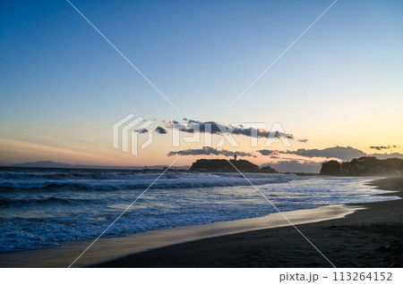 夕焼けの湘南江の島と七里ヶ浜 113264152