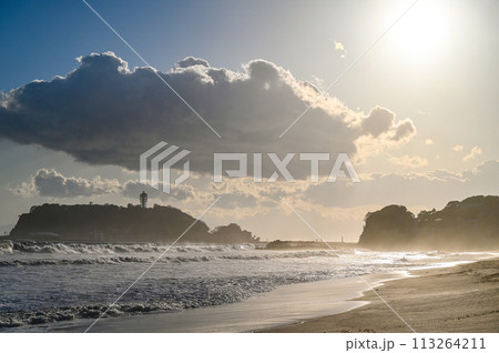 夕焼けの湘南江の島と七里ヶ浜 夕焼けの湘南江の島と七里ヶ浜 113264211