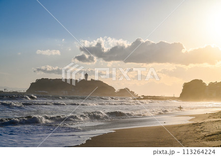 夕焼けの湘南江の島と七里ヶ浜 113264224