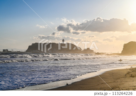 夕焼けの湘南江の島と七里ヶ浜 夕焼けの湘南江の島と七里ヶ浜 113264226
