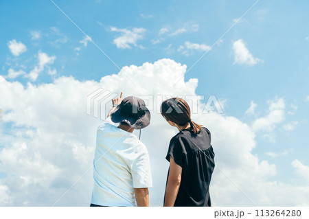 夏雲を見つめる30代夫婦の後ろ姿の写真素材 [113264280] - PIXTA 