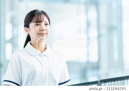 通路を歩く女性の医療従事者。 通路を歩く女性の医療従事者。 113264293