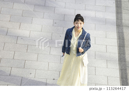 カメラ目線の若い女性 カメラ目線の若い女性 113264417