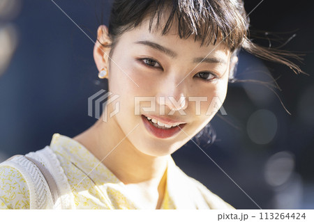 カメラ目線で笑顔の若い女性 カメラ目線で笑顔の若い女性 113264424