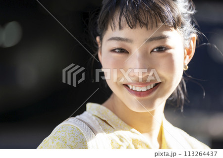 カメラ目線で笑顔の若い女性 113264437