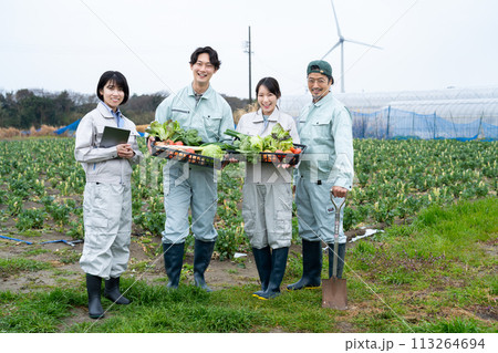 農作物を持つ農家の人達 113264694
