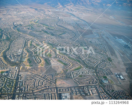 飛行機から見た模様のようになっている街 113264968