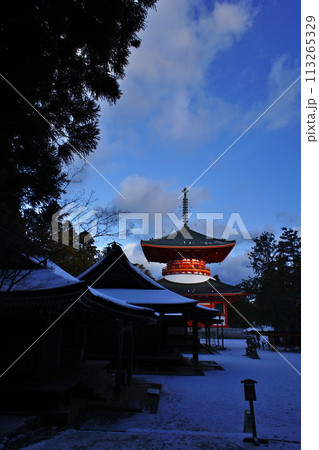 世界遺産高野山の壇上伽藍の雪景色 113265329