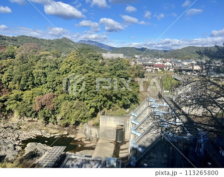 高津戸ダムと紅葉 113265800
