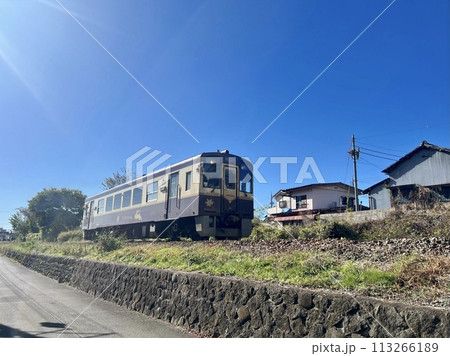 空の下、走るローカル線 113266189