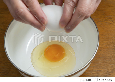 卵焼き　プロセス　卵を混ぜる 113266285