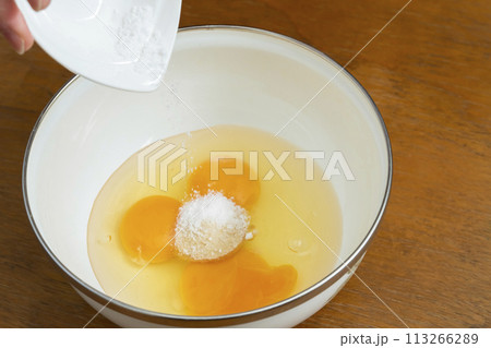 卵焼き プロセス 卵を混ぜる 卵焼き プロセス 卵を混ぜる 113266289