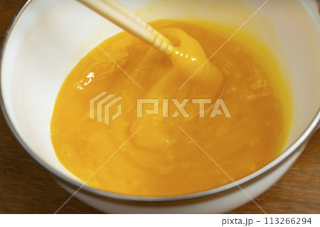 卵焼き　プロセス　卵を混ぜる 113266294