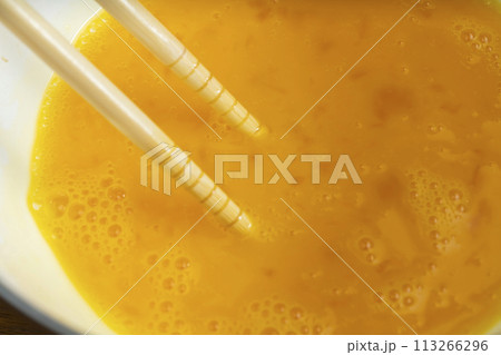 卵焼き　プロセス　卵を混ぜる 113266296