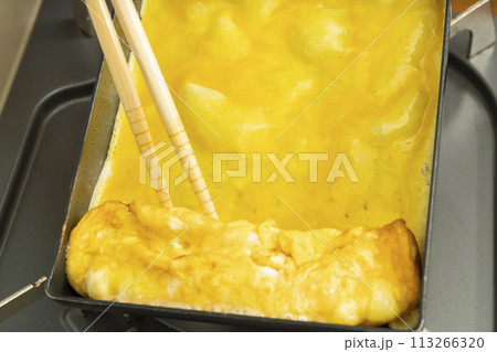卵焼き　プロセス　卵を流し入れる 113266320
