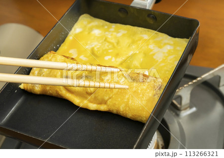 卵焼き　プロセス　卵を流し入れる 113266321