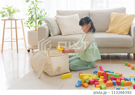 おもちゃを片付ける子供 おもちゃを片付ける子供 113266392