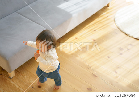 ソファの周りを歩く小さな女の子 ソファの周りを歩く小さな女の子 113267084