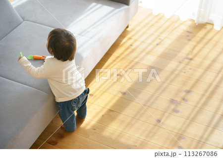 ソファの周りを歩く小さな女の子 113267086