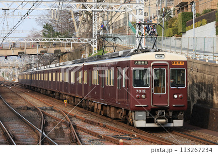 阪急神戸線 御影駅を通過する7000系電車 阪急神戸線 御影駅を通過する7000系電車 113267234
