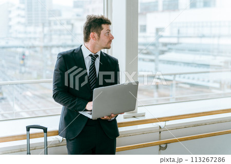 ノートパソコンを持つ外国人ビジネスマン（出張・海外赴任・来日・海外出張・グローバル） 113267286