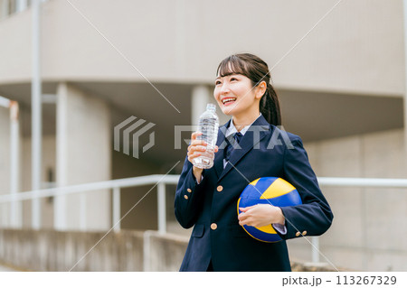 バレーボールを持つブレザー・制服姿の中学生・高校生・女子高生・女子高校生（部活・バレー部・クラブ活動 113267329