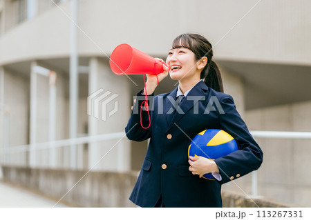 バレーボールを持つブレザー・制服姿の中学生・高校生・女子高生・女子高校生（部活・バレー部・クラブ活動 113267331
