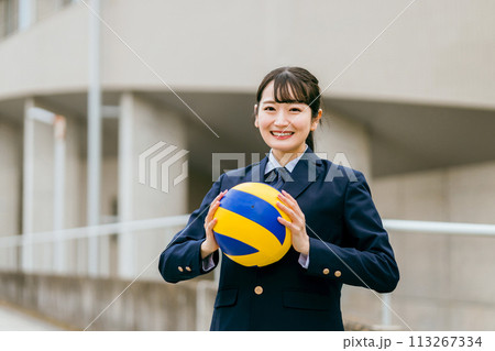 バレーボールを持つブレザー・制服姿の中学生・高校生・女子高生・女子高校生(部活・バレー部・クラブ活動 バレーボールを持つブレザー・制服姿の中学生・高校生・女子高生・女子高校生(部活・バレー部・クラブ活動 113267334