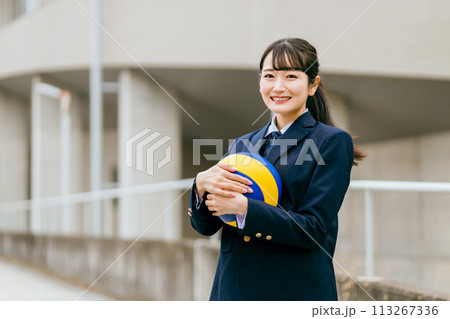 バレーボールを持つブレザー姿の中学生・高校生・女子高生・女子高校生(部活・バレー部・クラブ活動) バレーボールを持つブレザー姿の中学生・高校生・女子高生・女子高校生(部活・バレー部・クラブ活動) 113267336