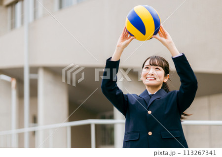 バレーボールを持ってトスする制服姿の中学生・高校生・女子高生（部活・バレー部・クラブ活動） 113267341