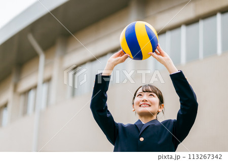 バレーボールも持ってトスする制服姿の中学生・高校生・女子高生・女子高校生（部活・バレー部・クラブ活動 113267342