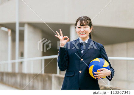 バレーボールを持つブレザー・制服姿の中学生・高校生・女子高生・女子高校生（部活・バレー部・クラブ活動 113267345