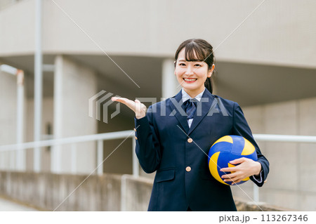 バレーボールを持つブレザー・制服姿の中学生・高校生・女子高生・女子高校生（部活・バレー部・クラブ活動 113267346