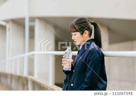 登下校中の中学生・高校生・女子高生（落ち込む・失恋・思春期・不安・寂しい・悲しい・悩み） 113267348