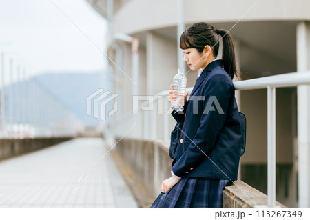 登下校中の中学生・高校生・女子高生(落ち込む・寂しい・不登校・いじめ・ストレス・悲しい) 登下校中の中学生・高校生・女子高生(落ち込む・寂しい・不登校・いじめ・ストレス・悲しい) 113267349