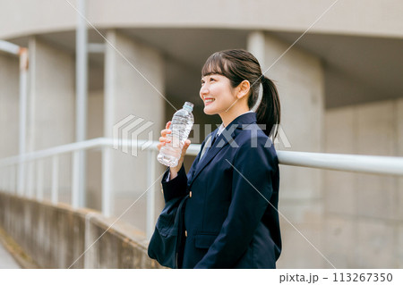 水分補給・熱中症対策する笑顔の中学生・高校生・女子高生・女子高校生 113267350
