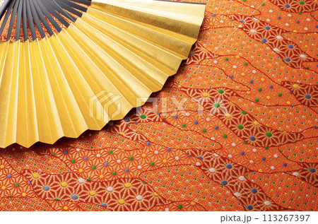 金色の扇と和柄の布 金色の扇と和柄の布 113267397