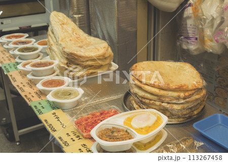 テイクアウトのお弁当として販売しているインドカレーとナン　 113267458