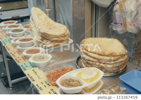 テイクアウトのお弁当として販売しているインドカレーとナン　 113267459