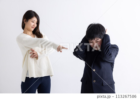 喧嘩する親子　parent and child fighting 113267586