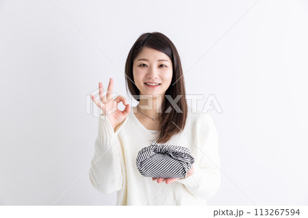 お弁当を持って微笑む女性 lunch box お弁当を持って微笑む女性 lunch box 113267594