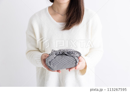お弁当を持った女性 lunch box お弁当を持った女性 lunch box 113267595