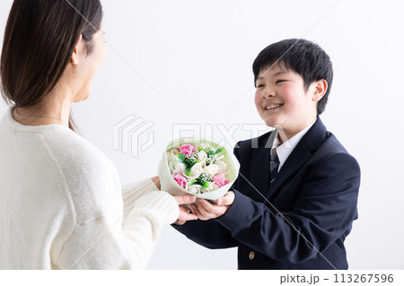 花束を渡す男の子 bouquet 花束を渡す男の子 bouquet 113267596