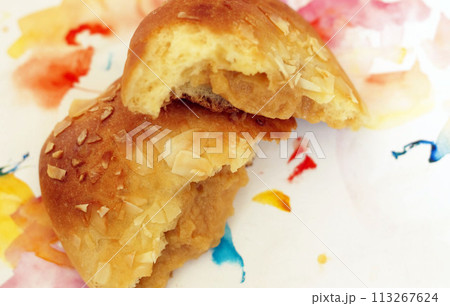 食べると元気が出そうなクリームパン 113267624