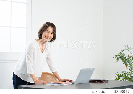 パソコン作業をするミドル女性 パソコン作業をするミドル女性 113268017